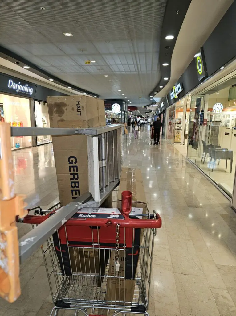 20240516 193245 - Modernisation de l'éclairage LED chez Mister Minit Aubagne : Un chantier nocturne réussi